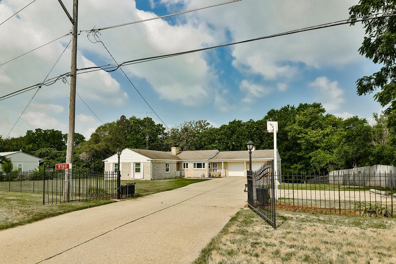 8260 Old River Rd., Rockford, IL 61103