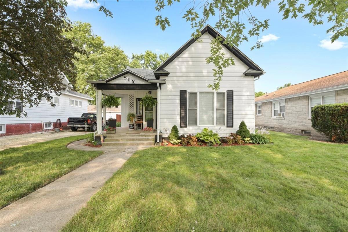 6 N Walnut St., Villa Grove, IL 61956