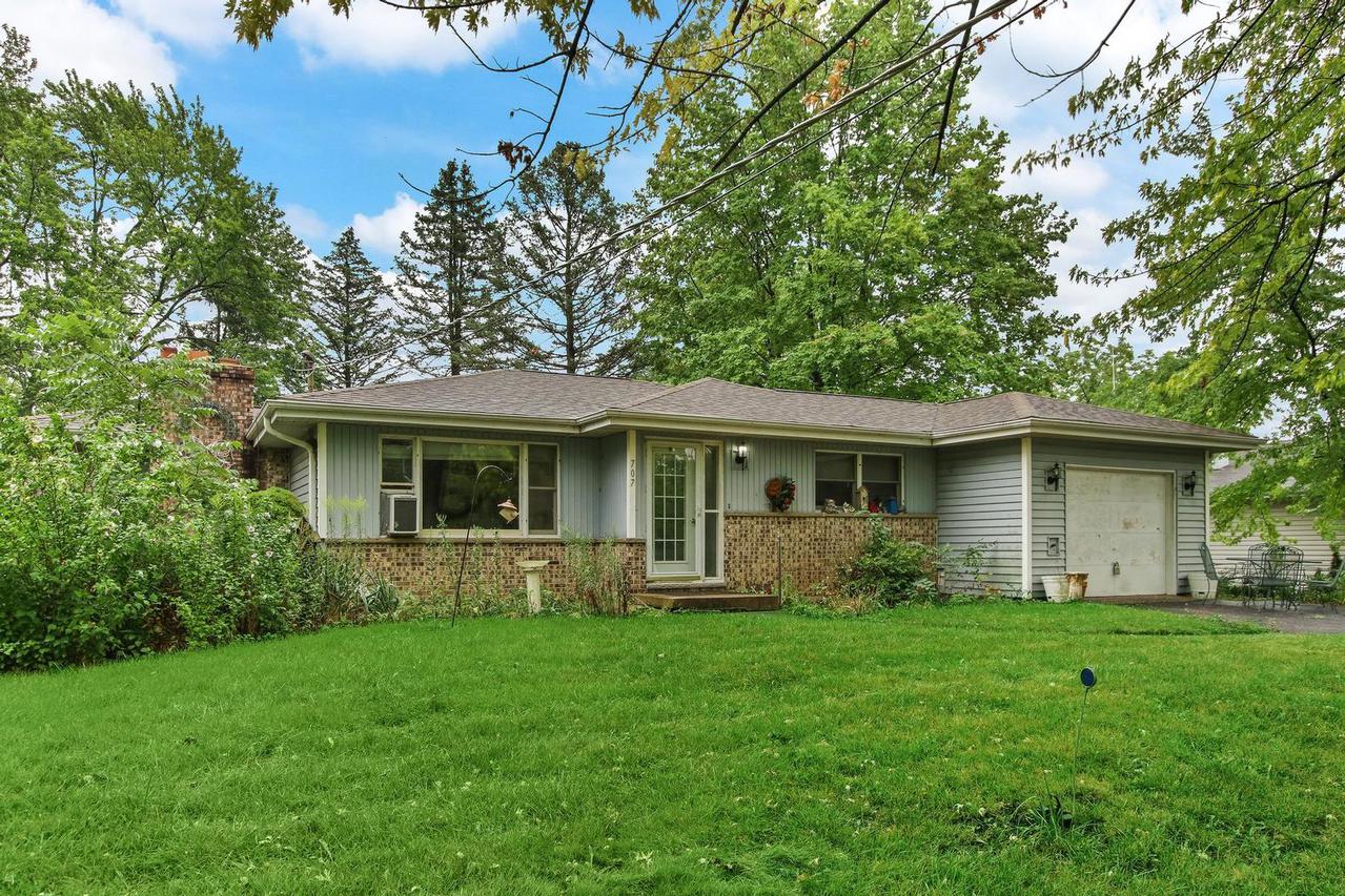 707 Crestview Dr., Ingleside, IL 60041