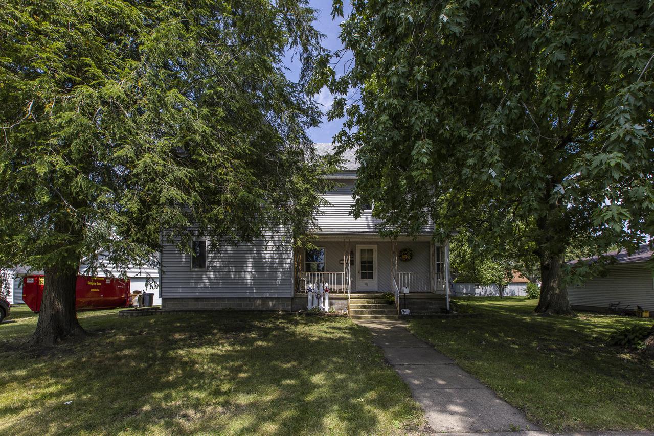 91 E 4th St., El Paso, IL 61738