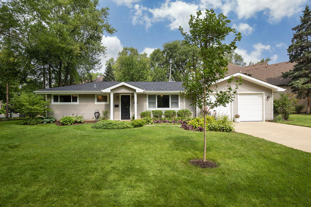 301 W Brookside Cir., Wheaton, IL 60187