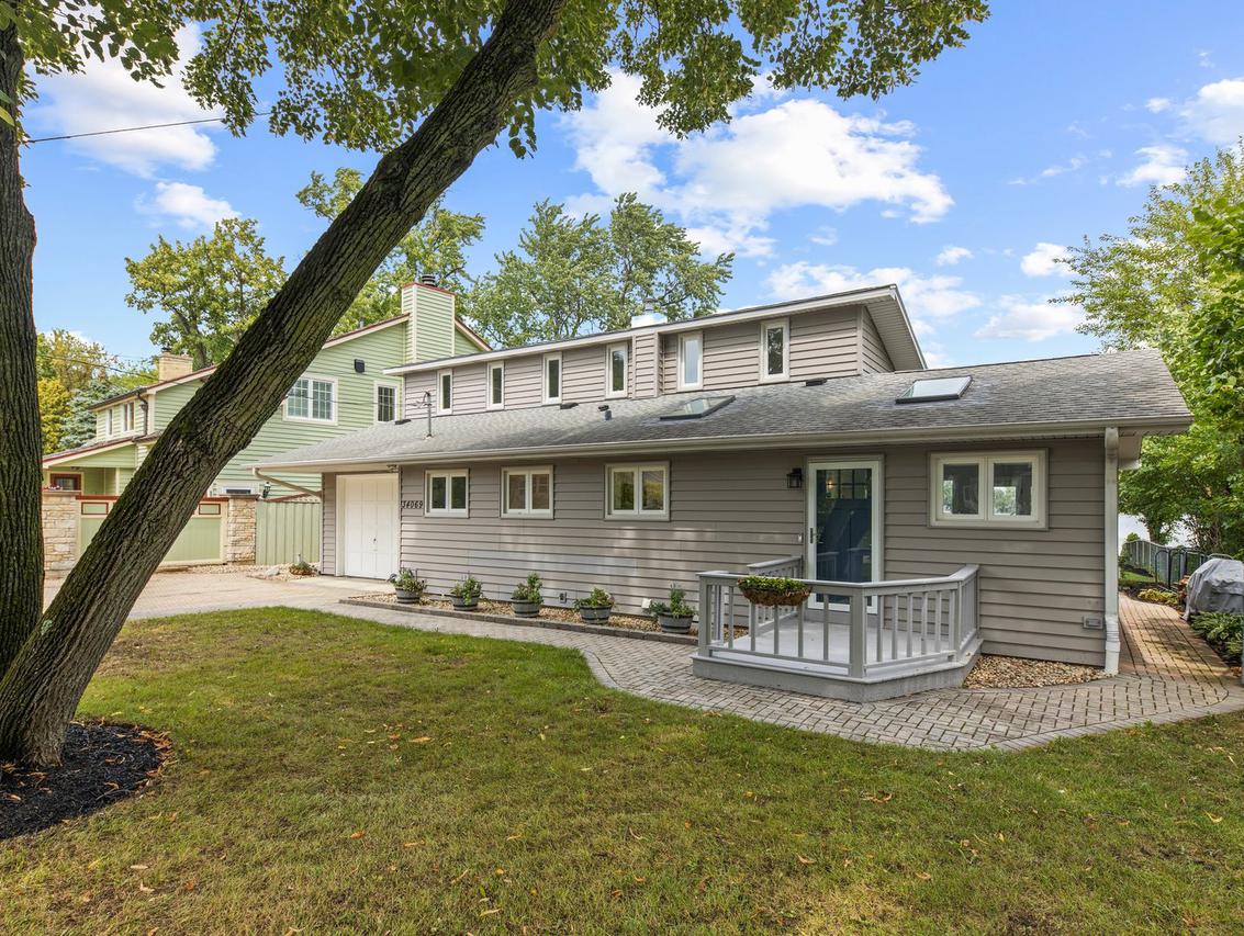 34069 N South Circle Dr., Grayslake, IL 60030