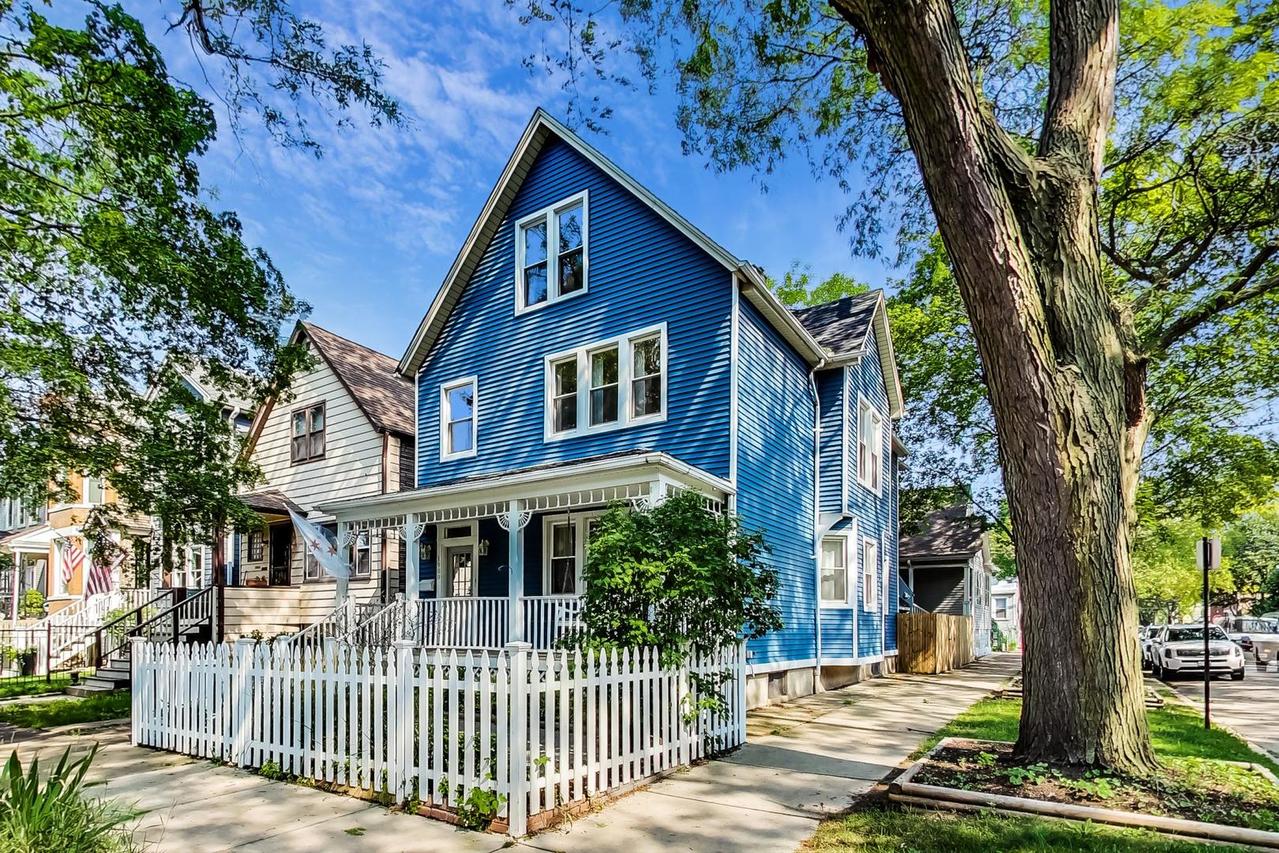 1900 W Nelson St., Chicago, IL 60657