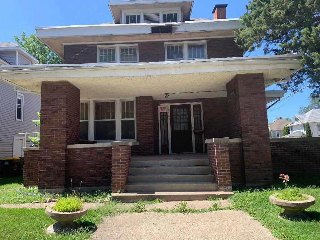 1302 S Oak Ave., Freeport, IL 61032