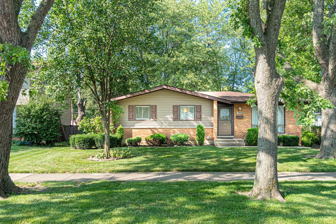 1002 E Barberry Ln., Mount Prospect, IL 60056