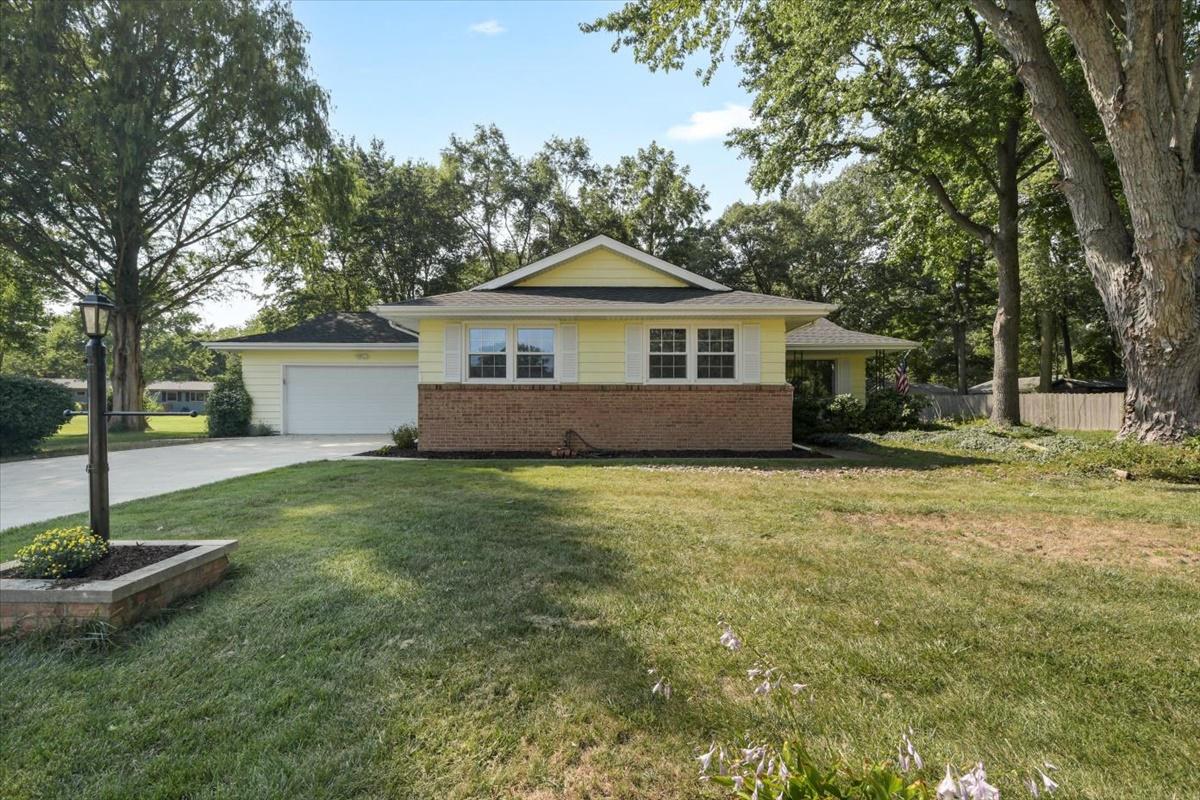 1103 Sunny Acres Rd., Mahomet, IL 61853