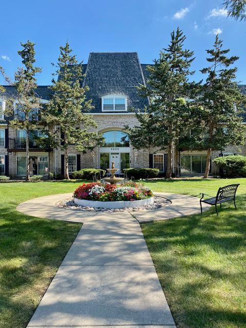 5200 Carriageway Dr. #127, Rolling Meadows, IL 60008