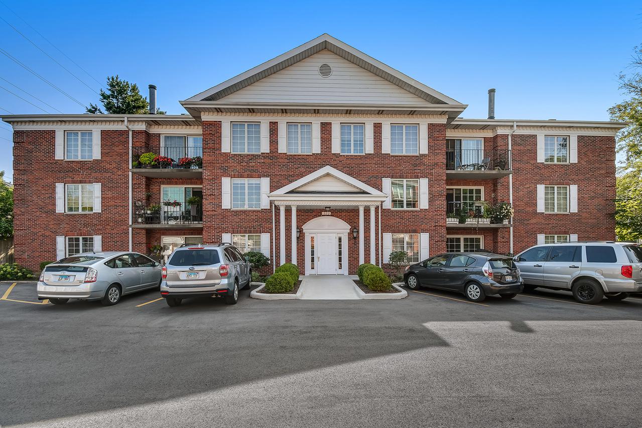322 Park Ave. #4A, Clarendon Hills, IL 60514
