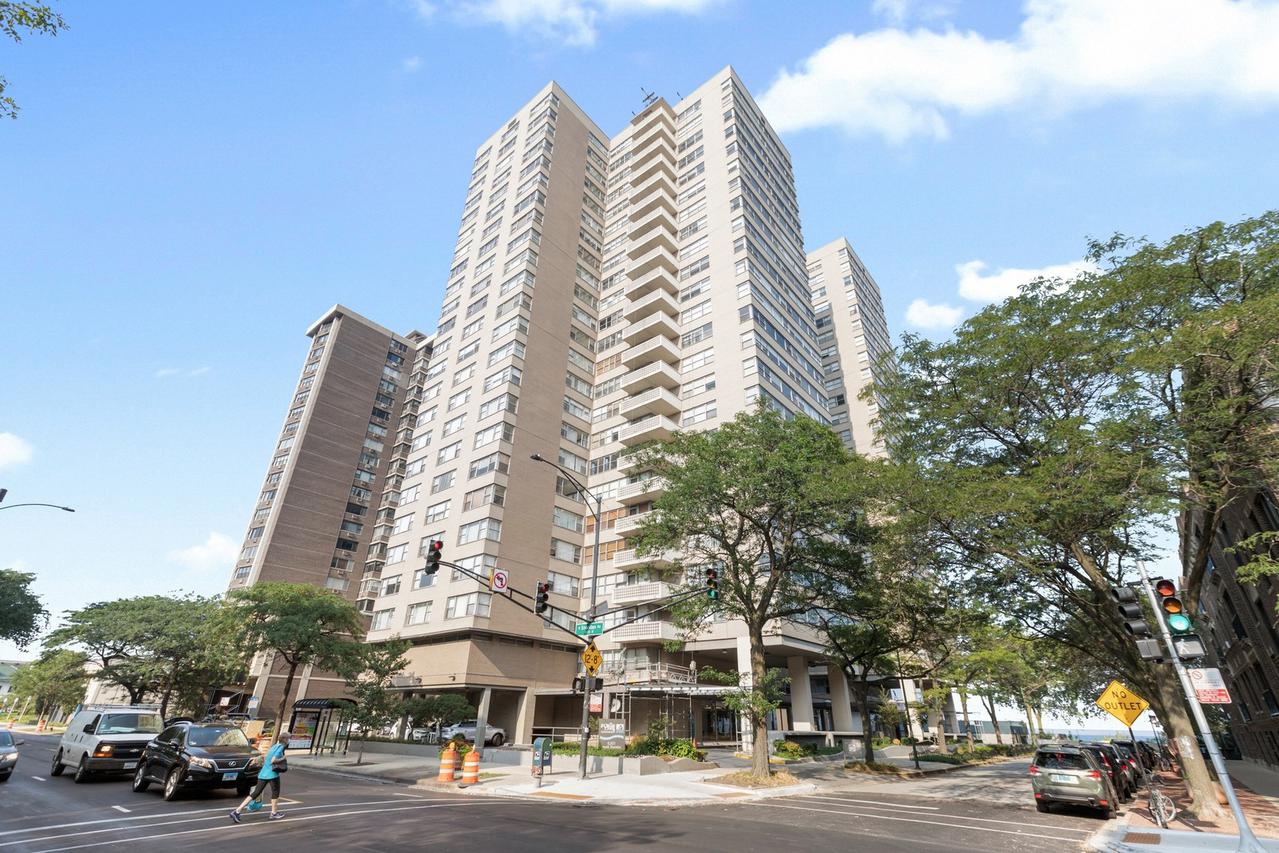 6301 N Sheridan Rd. #12P, Chicago, IL 60660