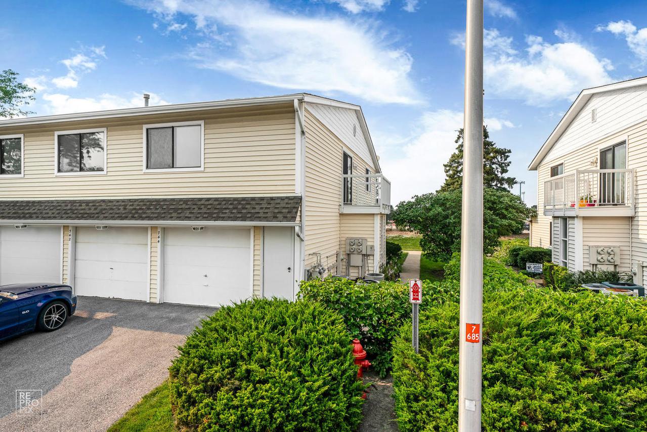 744 Edgelake Point, Schaumburg, IL 60194