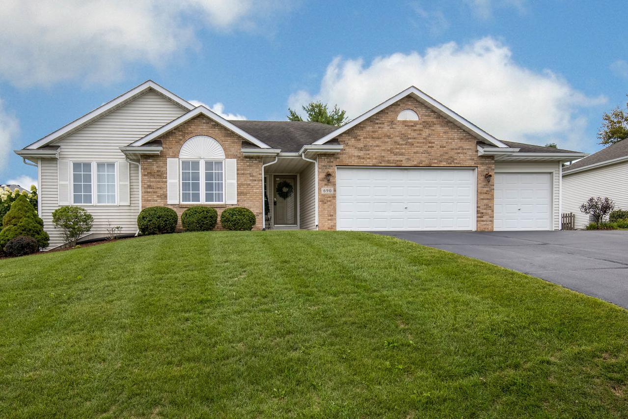 690 Charlemont Ln., Roscoe, IL 61073