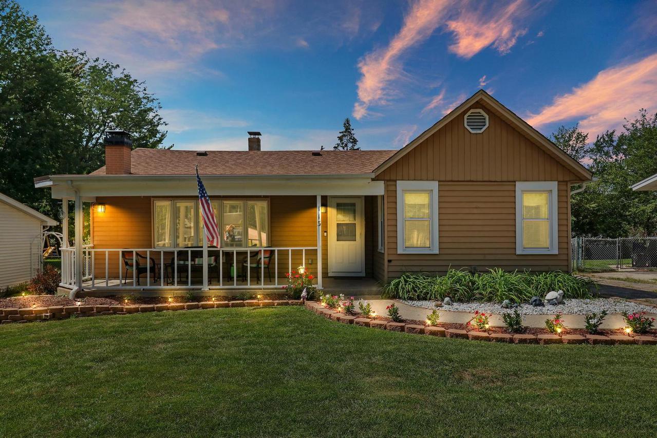 113 Lake Dr., Lake In The Hills, IL 60156