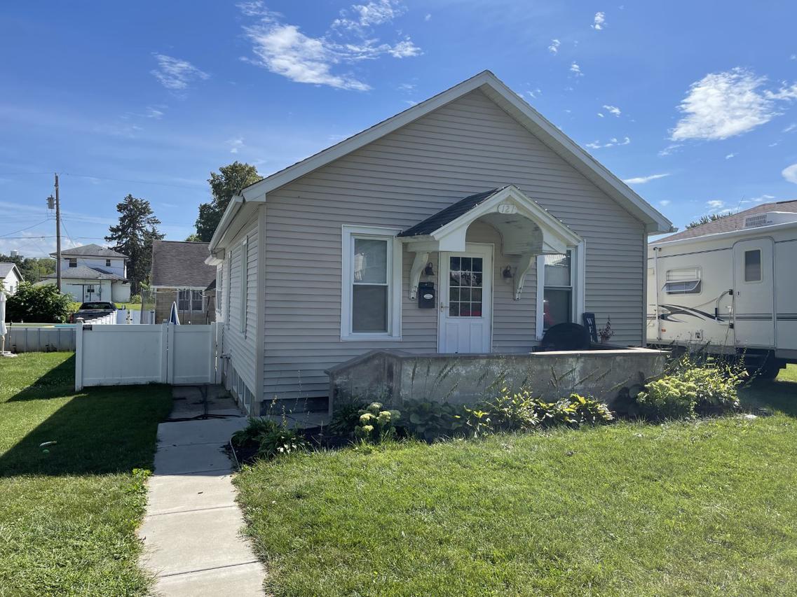 121 E 6th St., Spring Valley, IL 61362