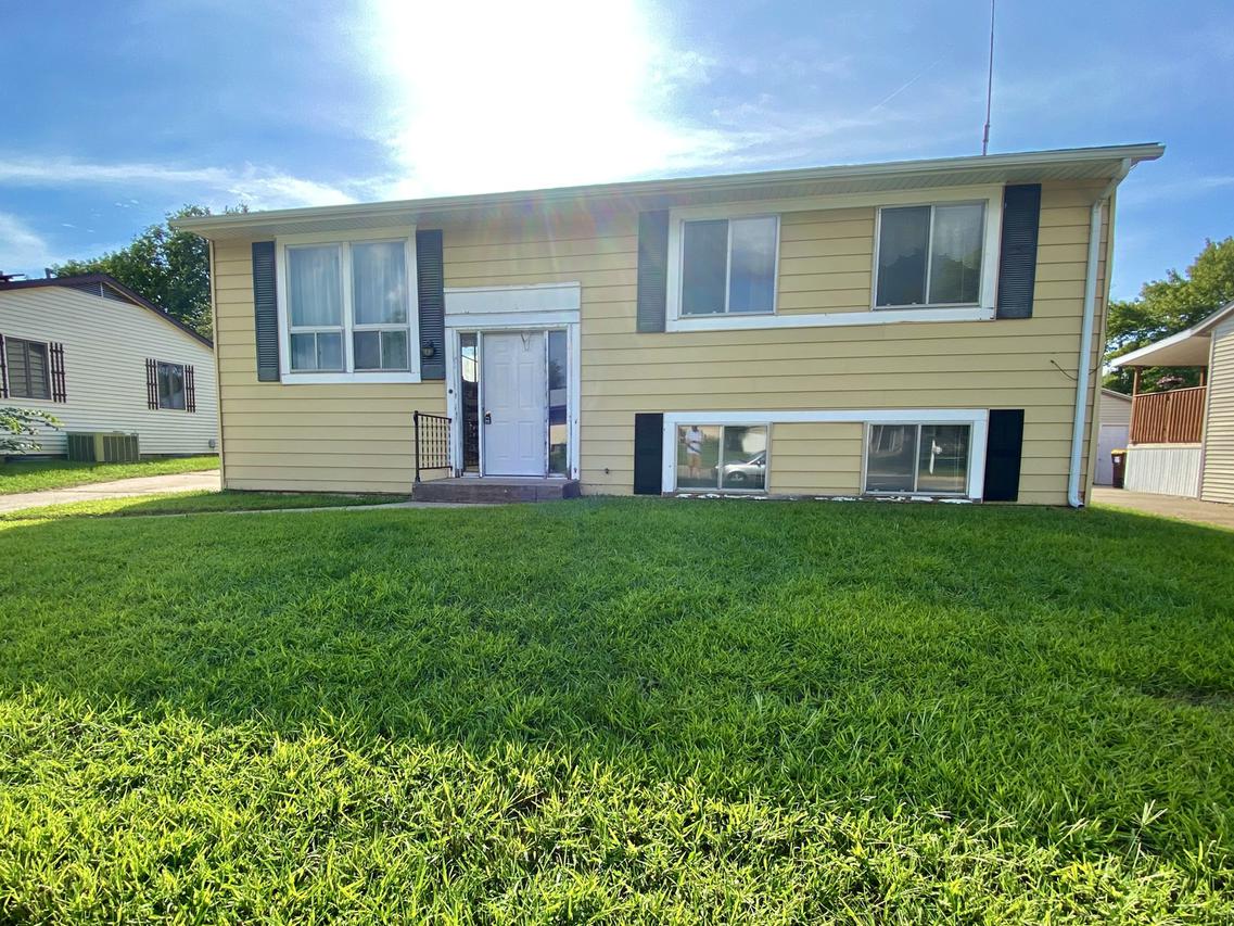 8320 Farnham Dr., Machesney Park, IL 61115
