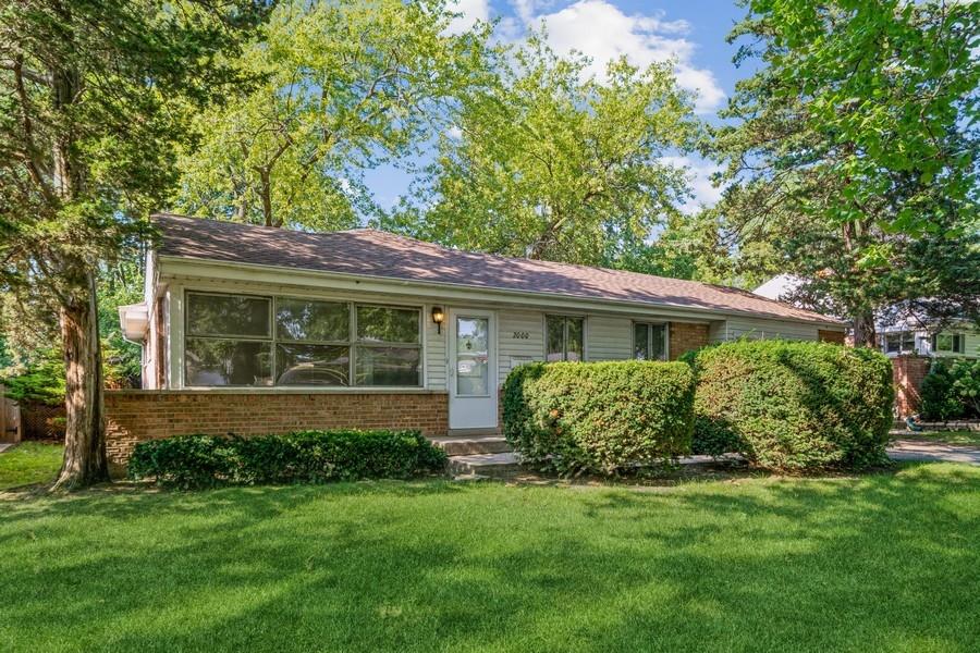 2000 Thornwood Ln., Northbrook, IL 60062