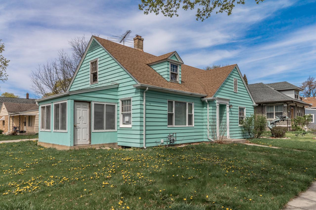 652 N Liberty St., Elgin, IL 60120