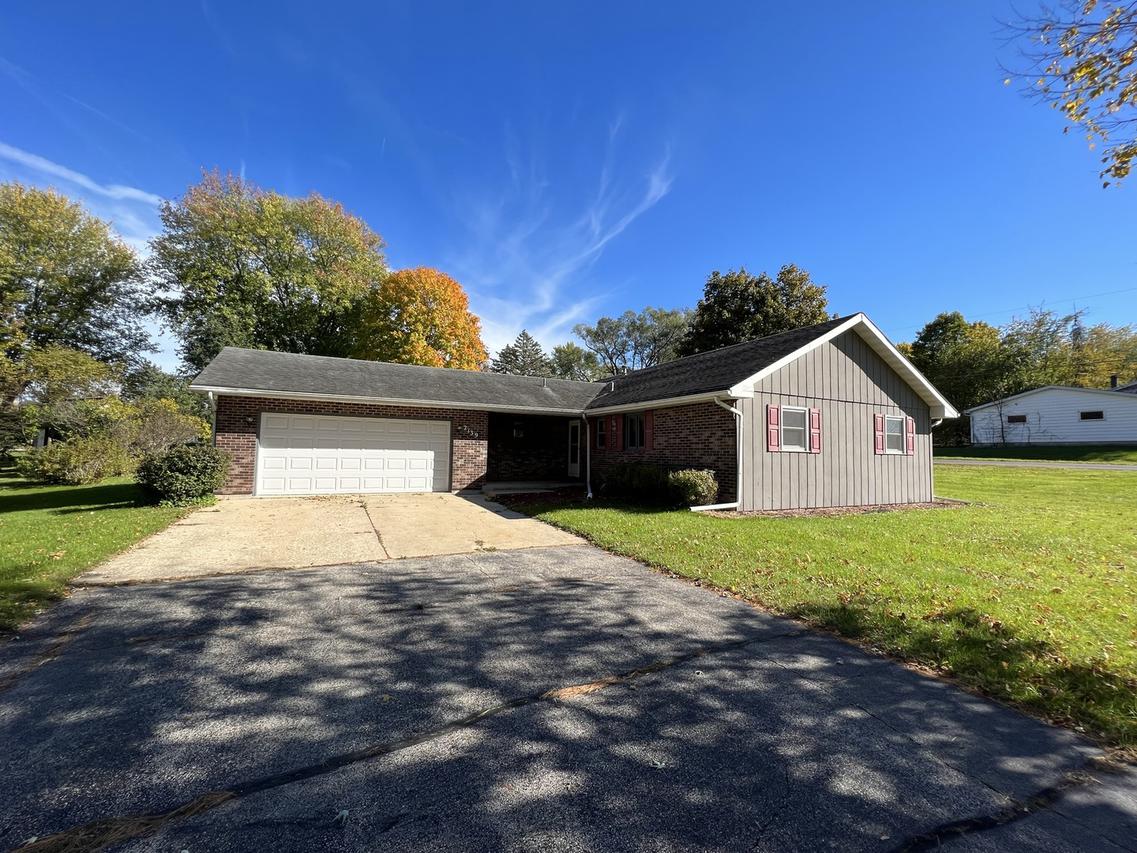 2139 N Blumendahl Rd., Freeport, IL 61032