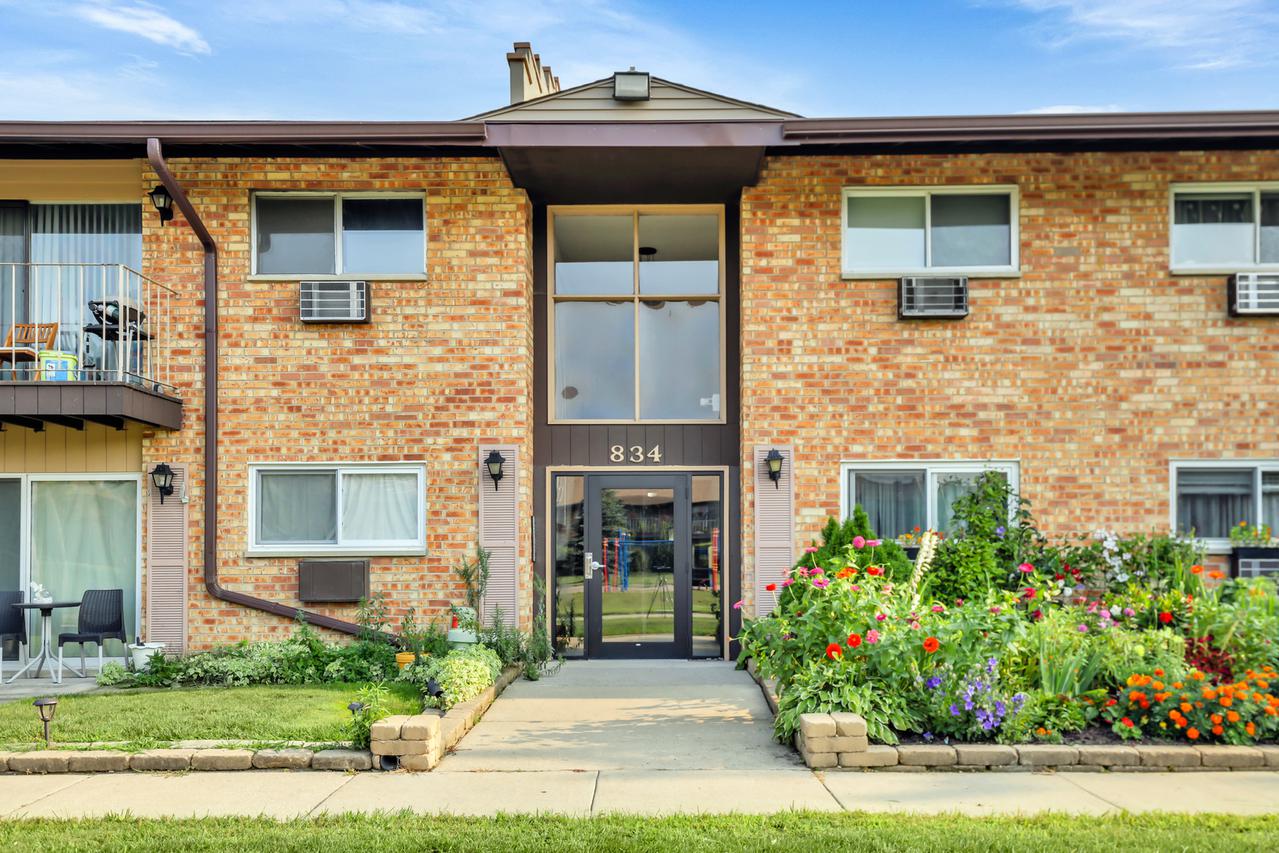 834 E Old Willow Rd. #211, Prospect Heights, IL 60070