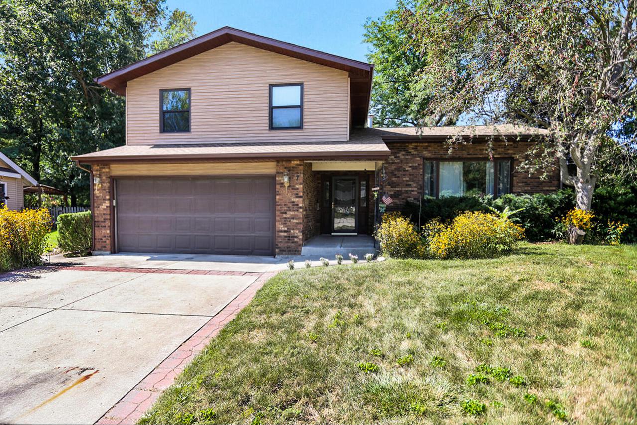 7 Clover Leaf Ct., Savoy, IL 61874