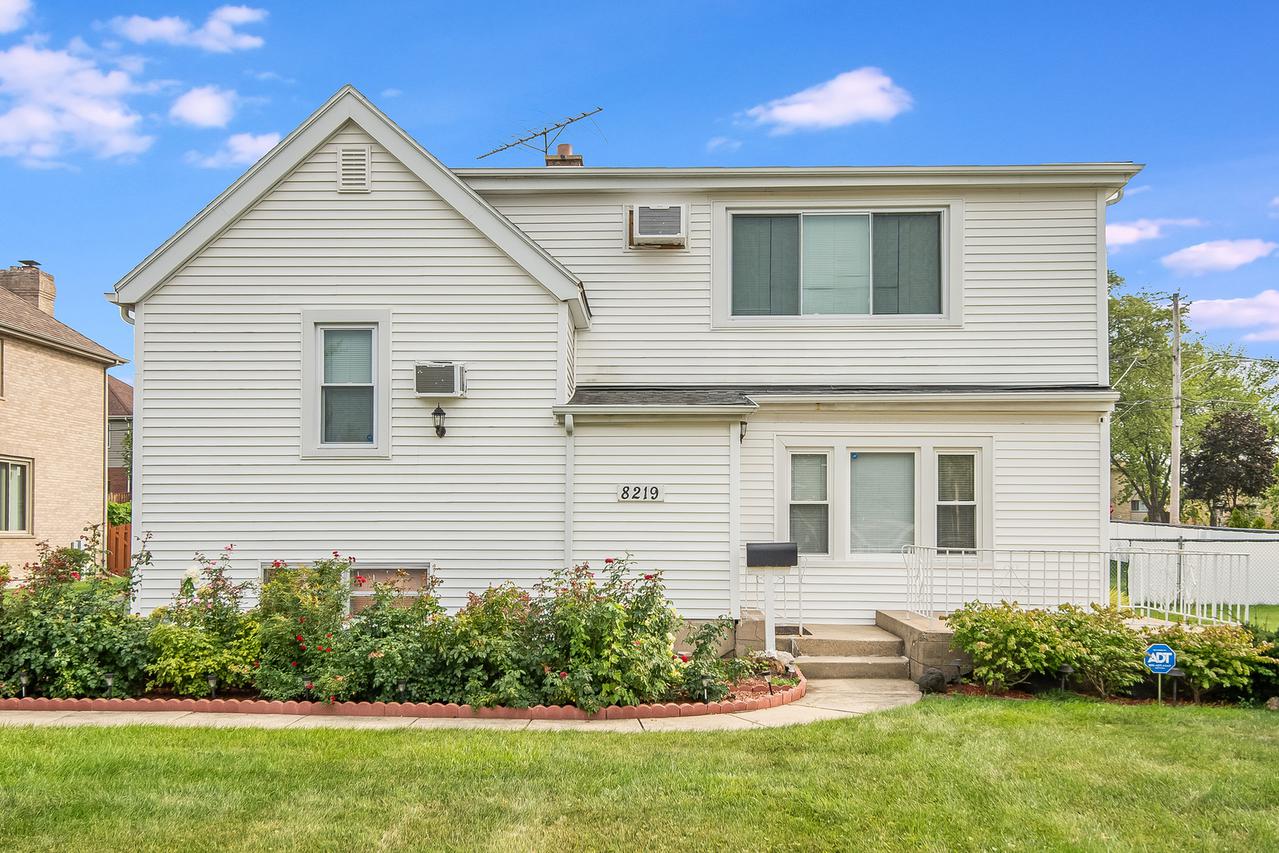 8219 Park Ave., Niles, IL 60714