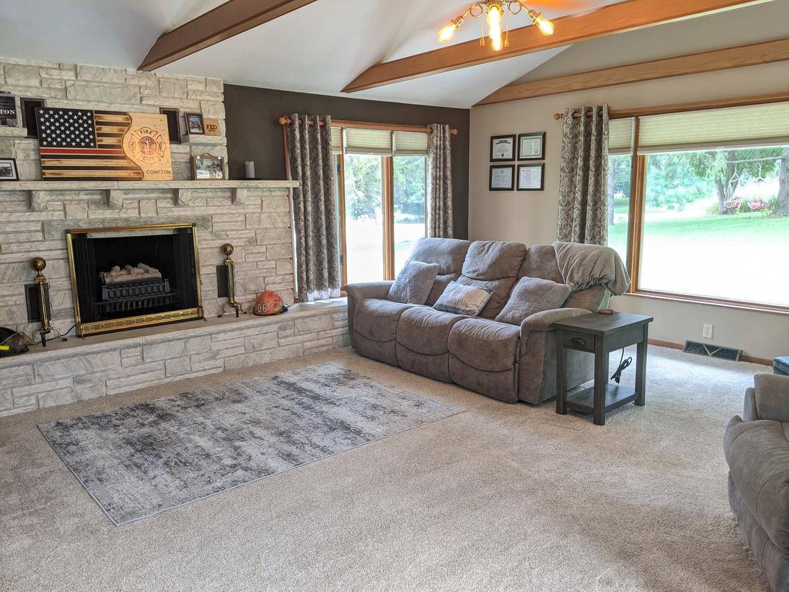 1044 Woodside Dr., Freeport, IL 61032