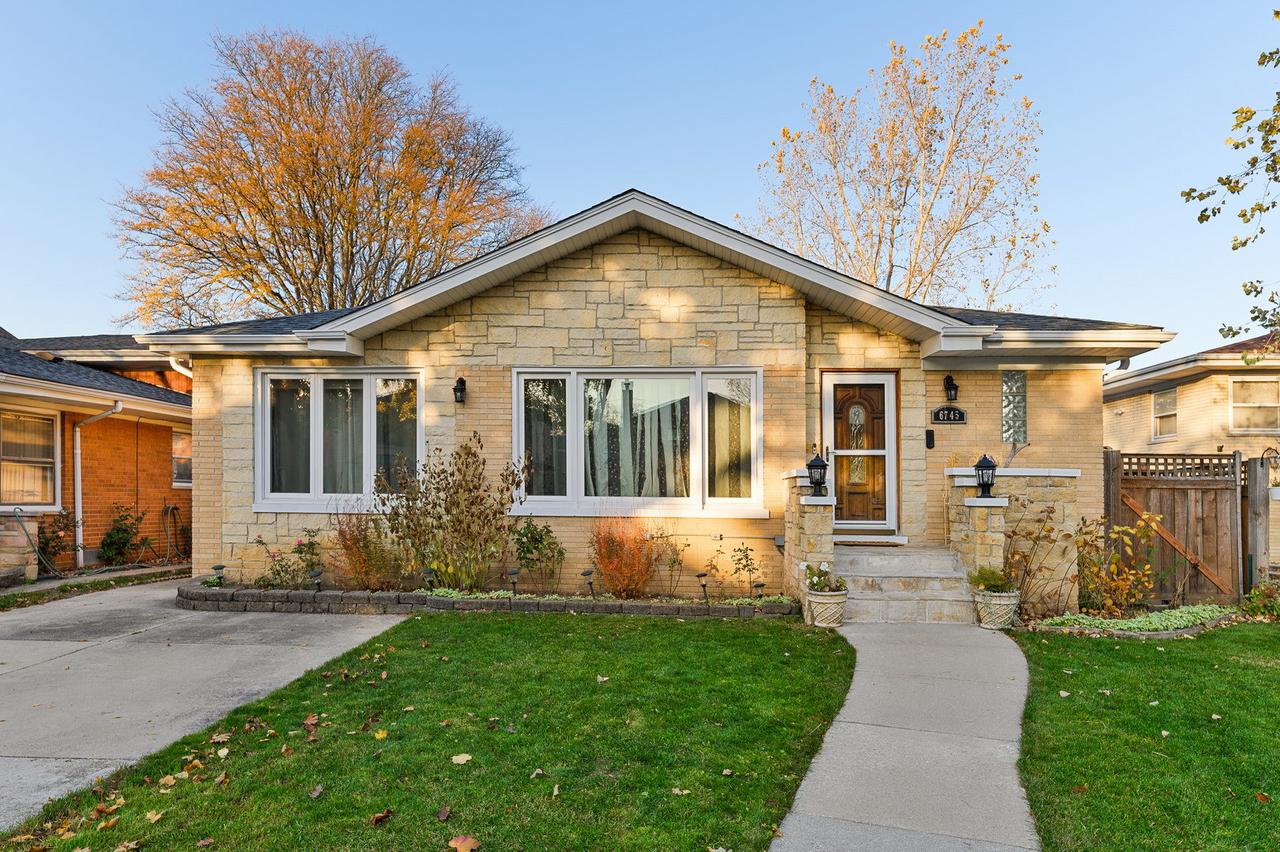 6745 N Dowagiac Ave., Chicago, IL 60646