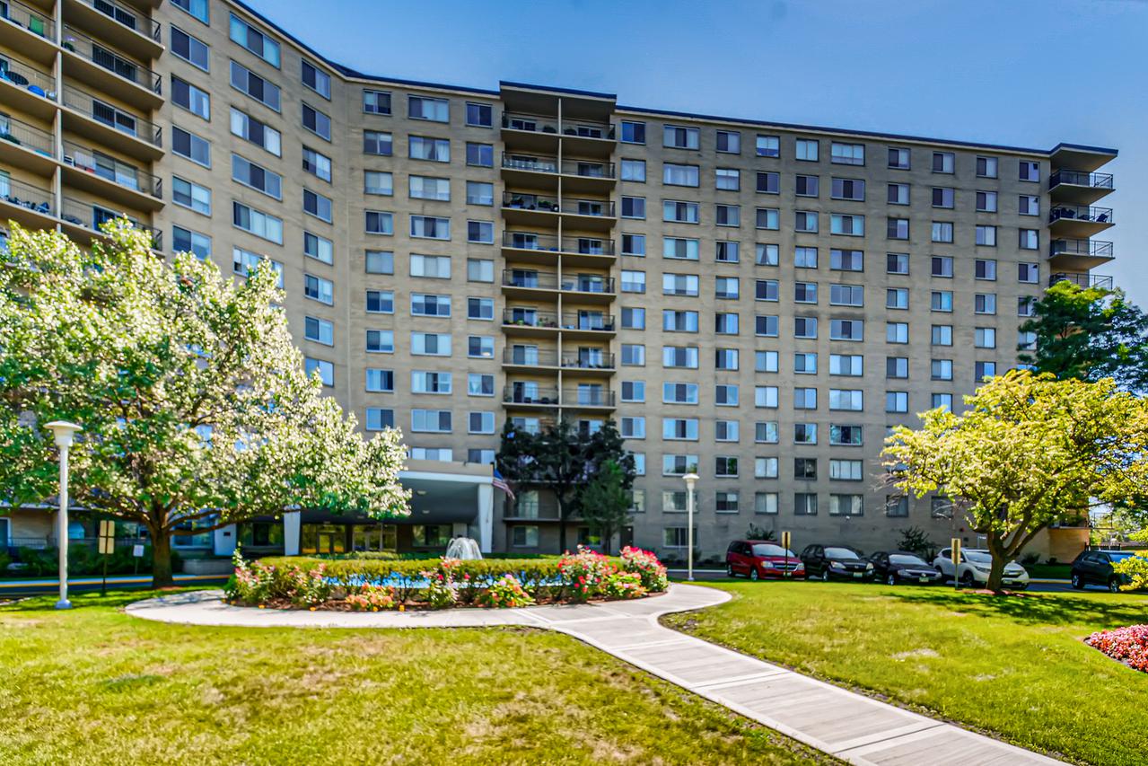 6933 N Kedzie Ave. #1104, Chicago, IL 60645