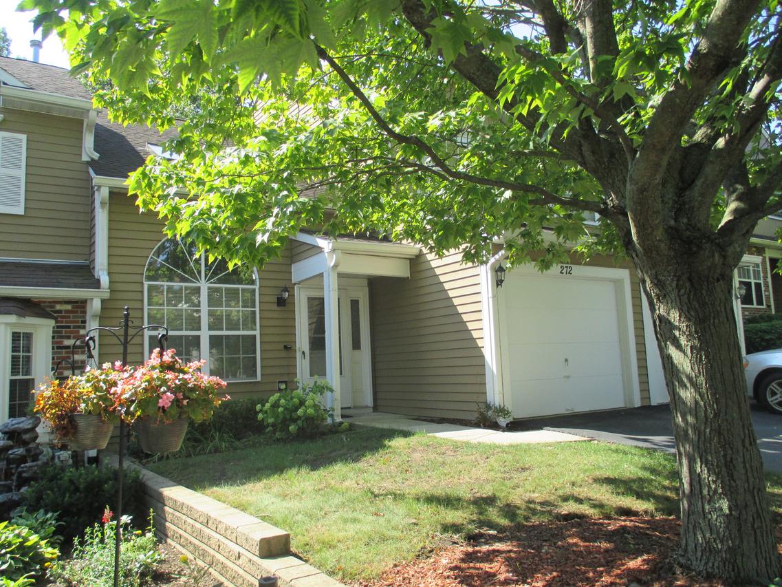 272 Ascot Ln., Streamwood, IL 60107