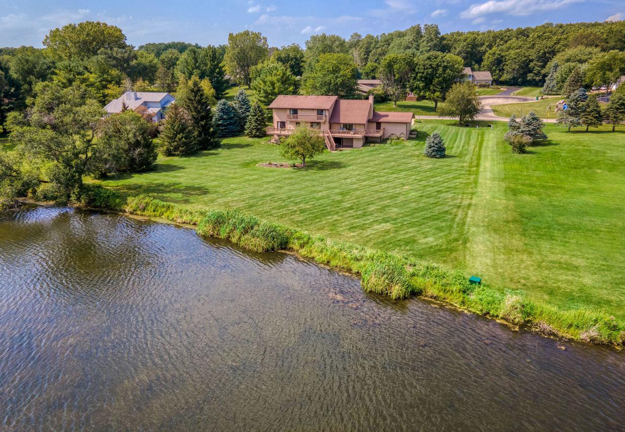8217 Snaresbrook Rd., Roscoe, IL 61073