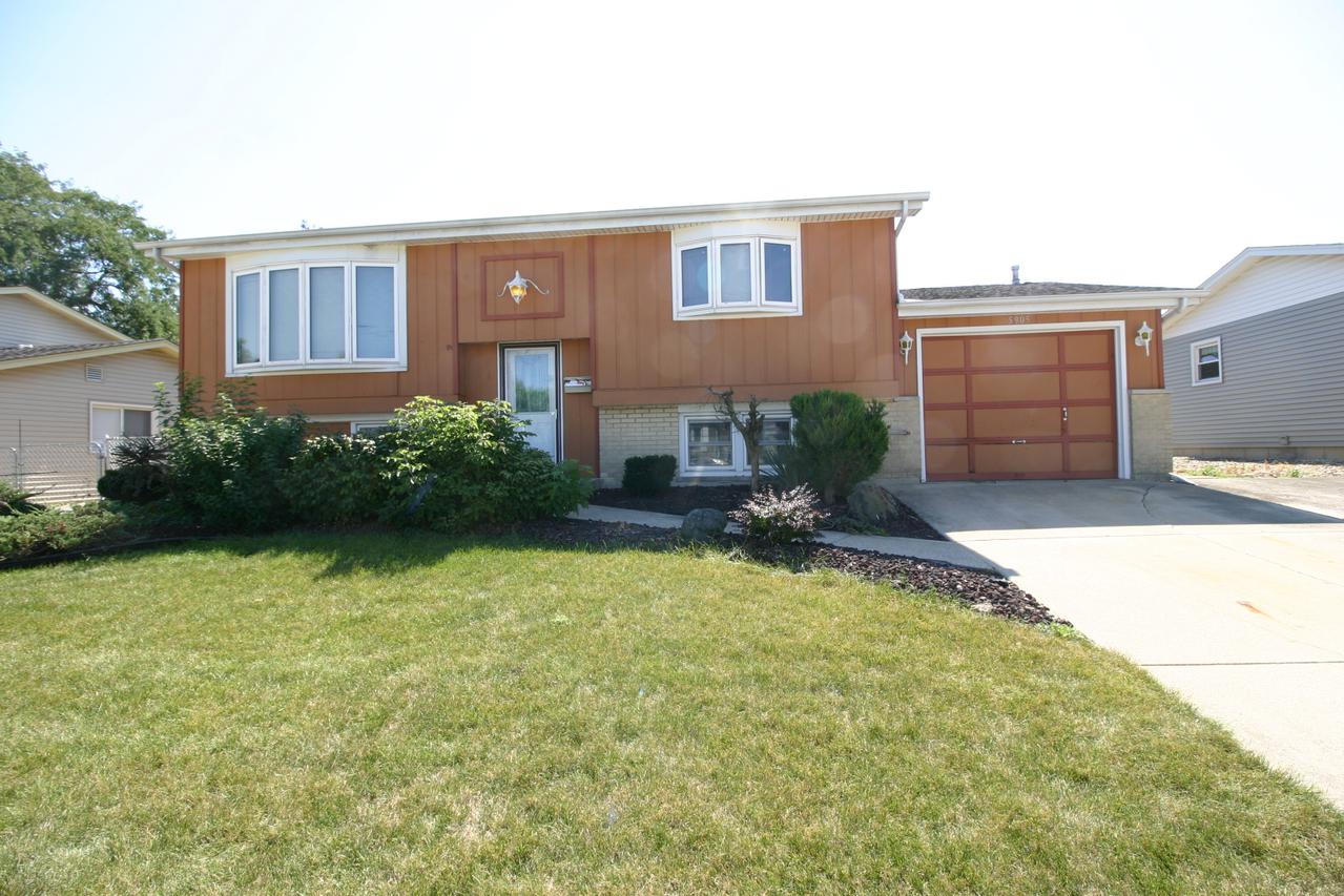 5905 Essex Rd., Oak Forest, IL 60452