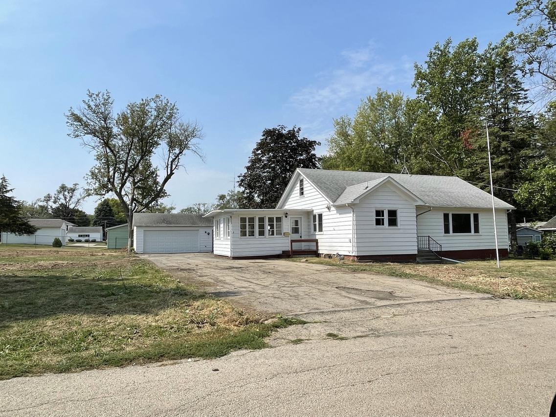 730 N Hunt Ave., Freeport, IL 61032