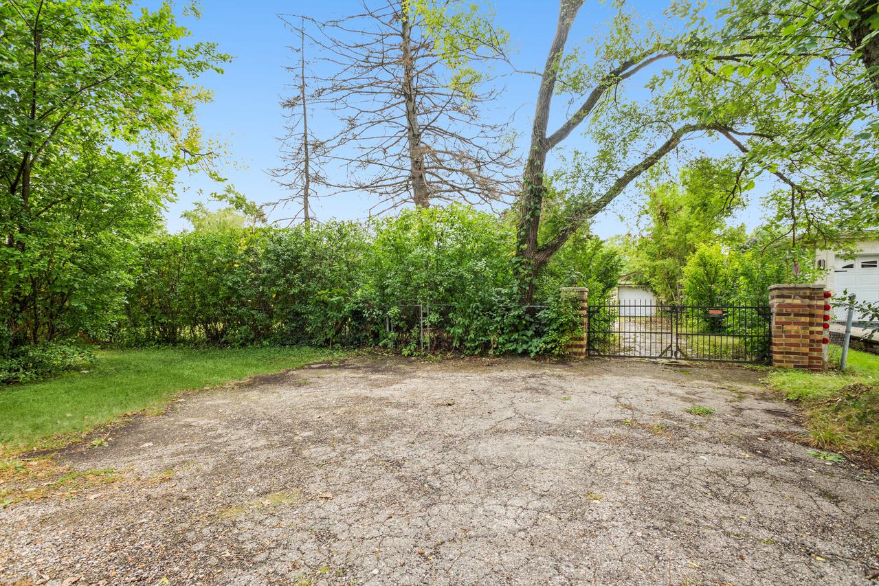 17W335 Crest Ave., Addison, IL 60101