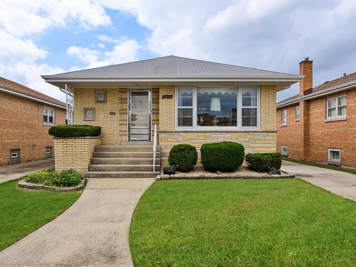 8438 S Komensky Ave., Chicago, IL 60652