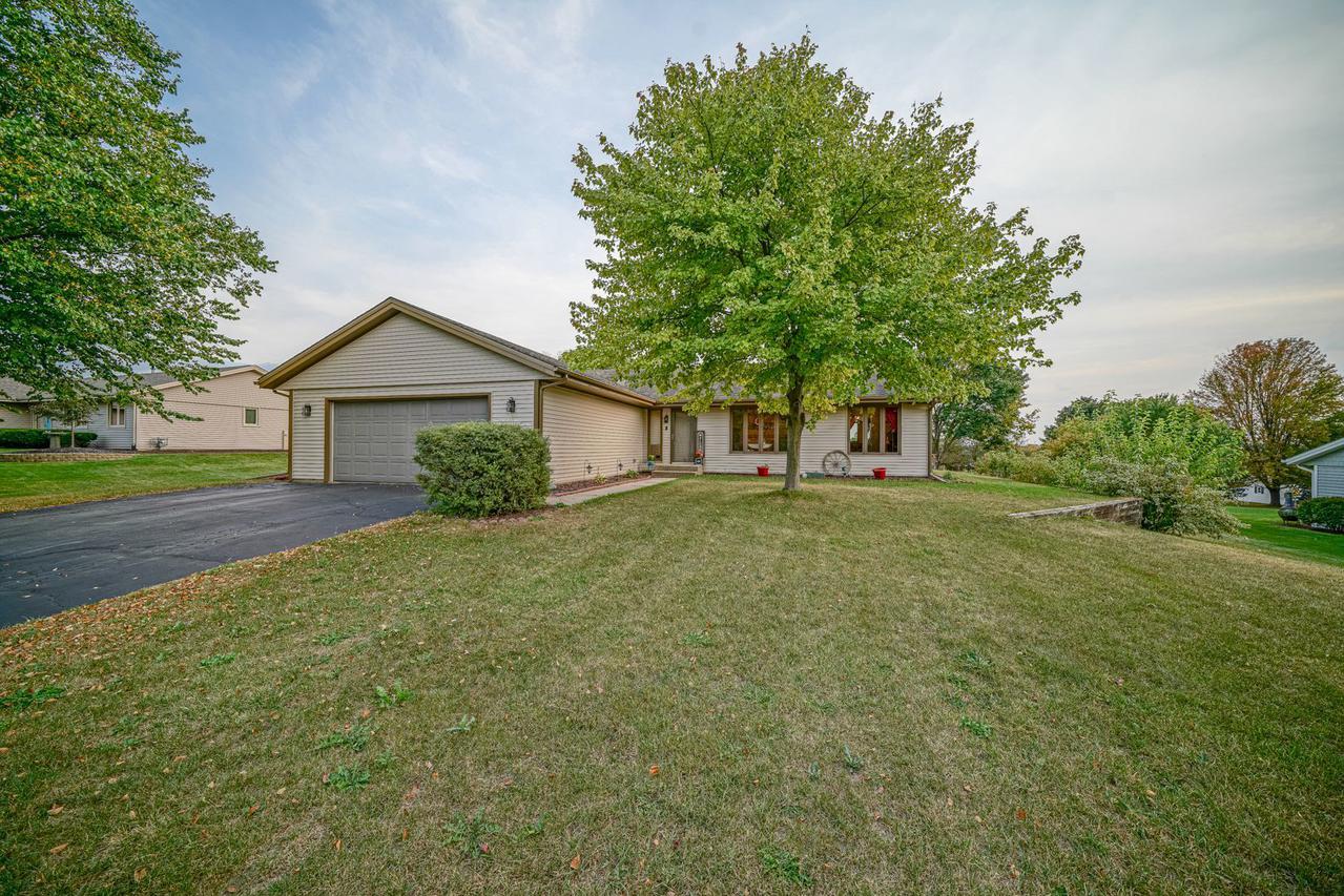 6685 Nestlewood Dr., Roscoe, IL 61073