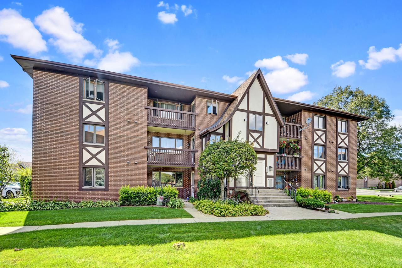 10572 Palos Pl. #D, Palos Hills, IL 60465