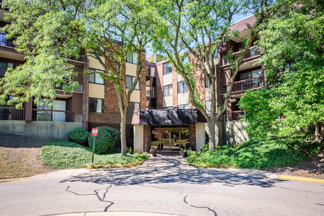 440 Raintree Ct. #3A, Glen Ellyn, IL 60137