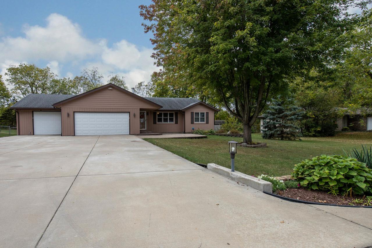5611 Country Ct., Roscoe, IL 61073