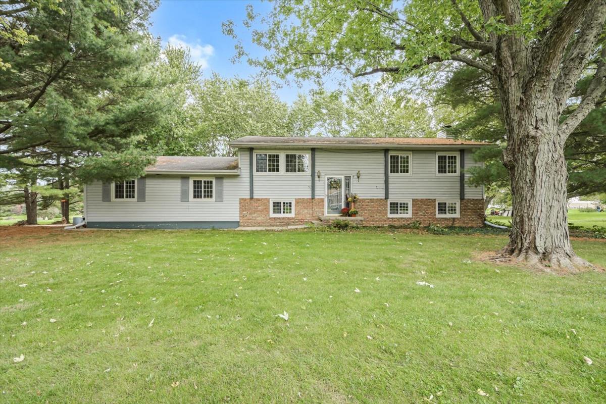 12126 Maple Hill Dr., Farmer City, IL 61842