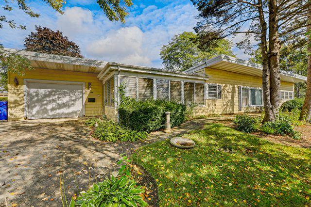 259 Grandview Ave., Glen Ellyn, IL 60137