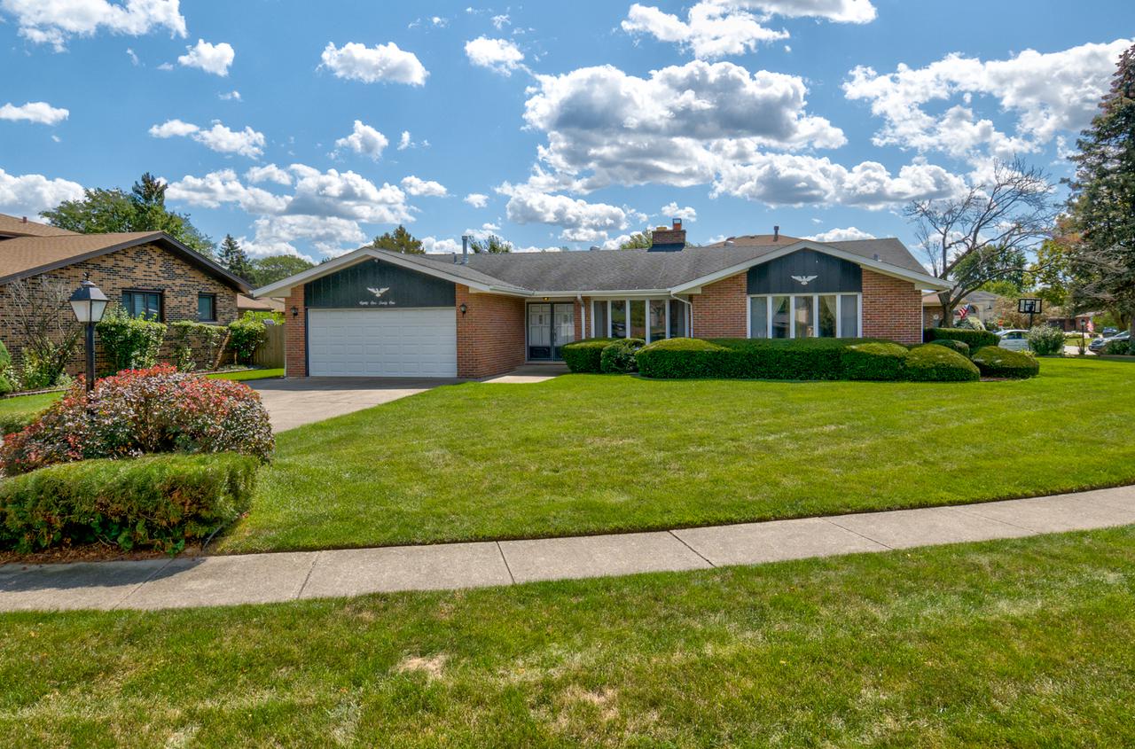 8121 Circle Dr., Palos Hills, IL 60465