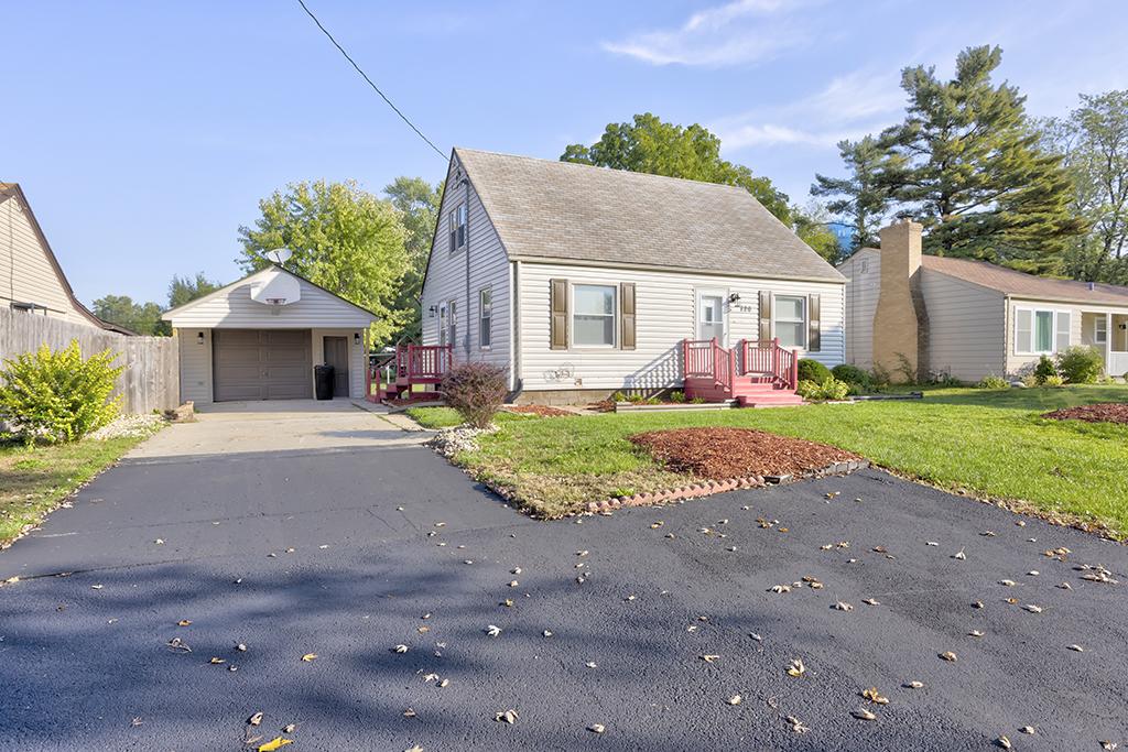 720 Sycamore Ln., Machesney Park, IL 61115