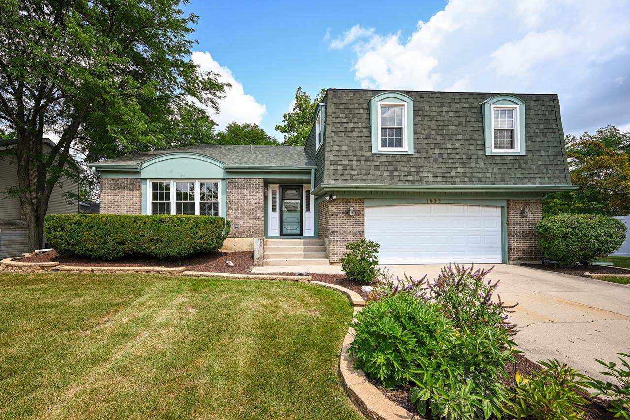 1653 Scottdale Cir., Wheaton, IL 60189