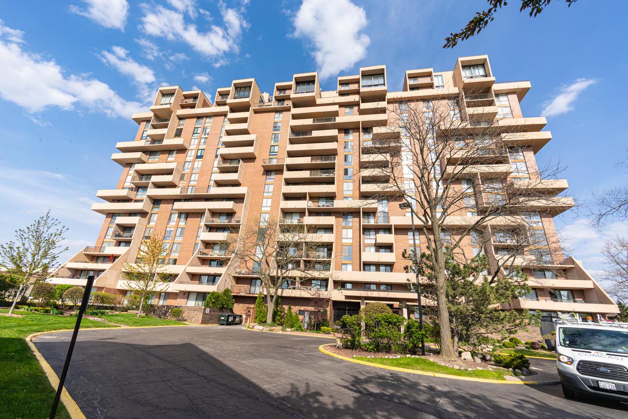 465 W Dominion Dr. #104, Wood Dale, IL 60191