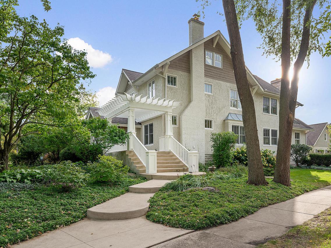 238 Sunset Ave., Glen Ellyn, IL 60137