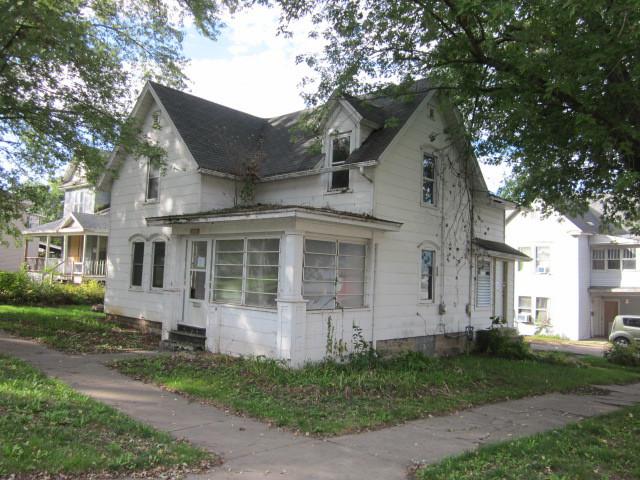 625 3rd St., Savanna, IL 61074