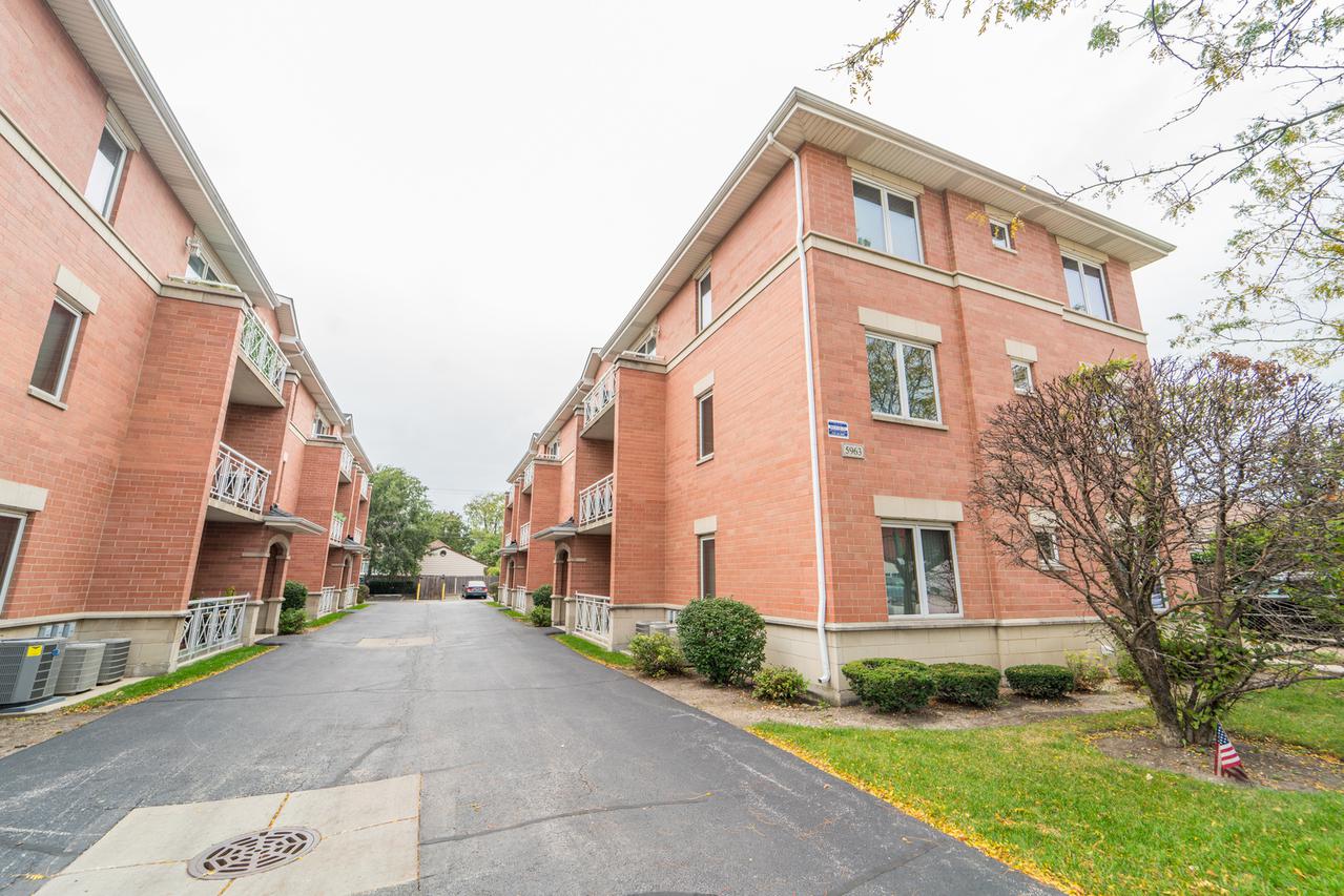 5963 N Northwest Hwy. #202, Chicago, IL 60631