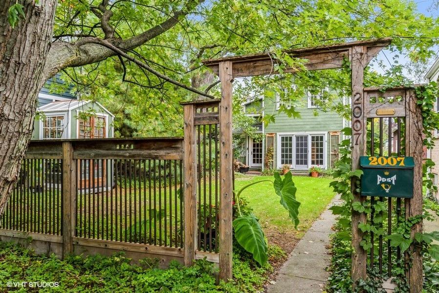 2007 Noyes St., Evanston, IL 60201
