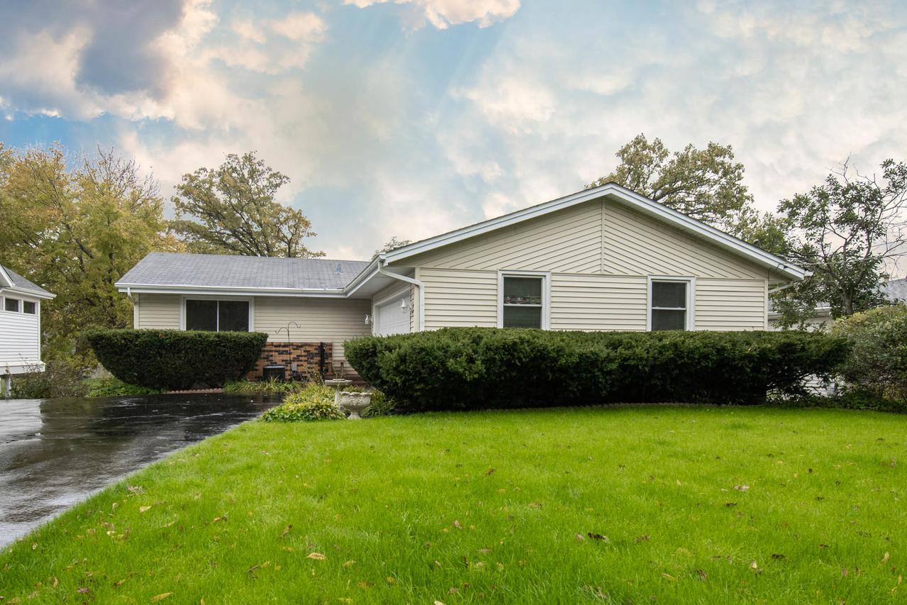 10208 Queen Oaks Dr., Machesney Park, IL 61115