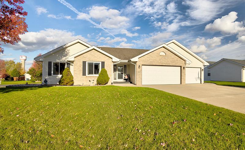 527 Autumnwolf Dr., Davis Junction, IL 61020