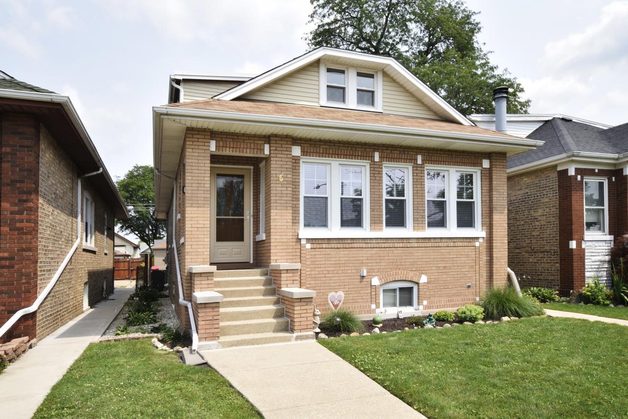 5722 W Eastwood Ave., Chicago, IL 60630